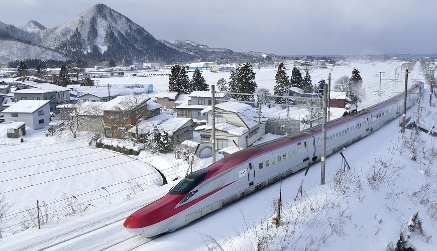 秋田新幹線行駛過白雪皚皚的大地