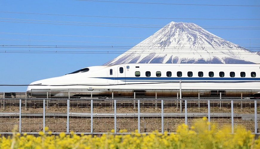 新幹線nozomi號行駛過富士山腳