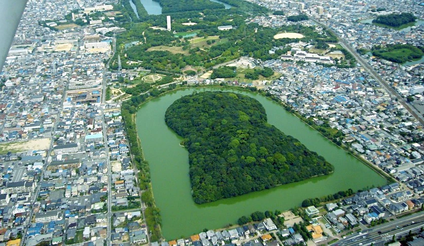 湖中有一片綠意的公園