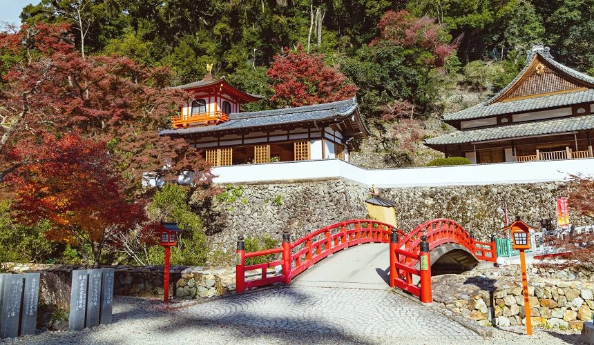 箕面山瀧安寺前有一座紅橋