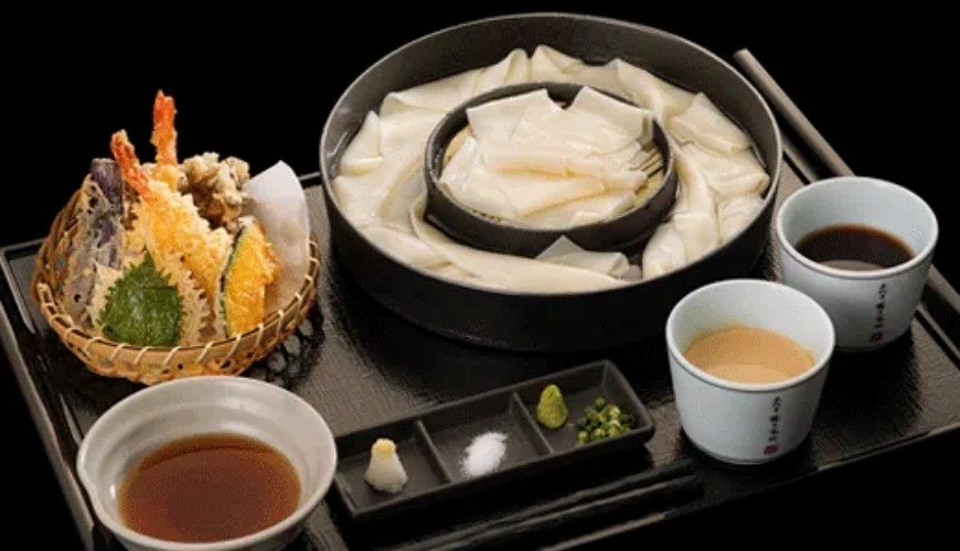 麵條屬於寬麵條,套餐搭配天婦羅