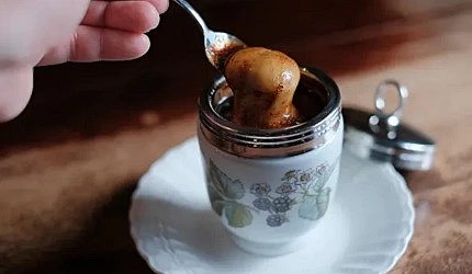 绘有花纹的杯子里的蕨饼布丁