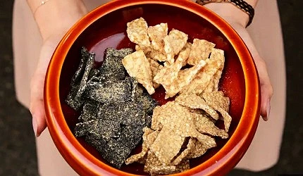 三种仙贝放在红色的碗里