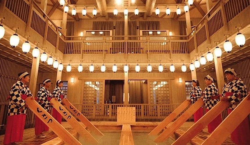 热乃汤汤揉表演现场,传统降温仪式结合歌舞演出