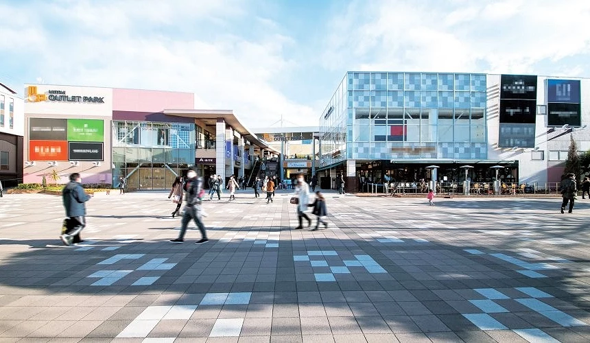 三井OUTLET购物广场外观,宽敞广场上有游客行走购物。
