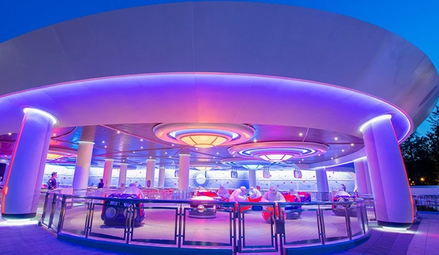 每台乘椅都由一位杯麵領軍