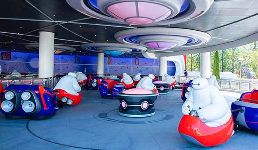 每台車子前都有巨大杯麵駕駛