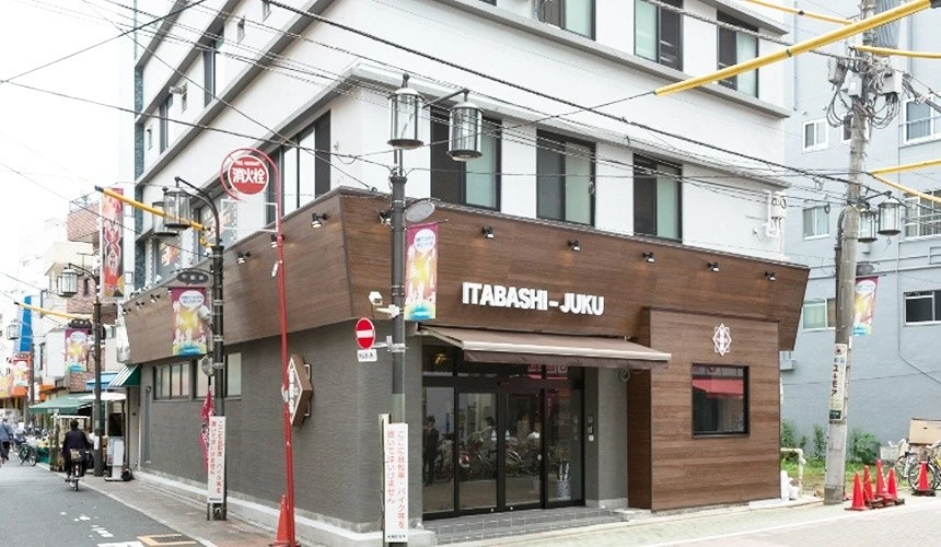 深色木質調的設計簡單樸實感