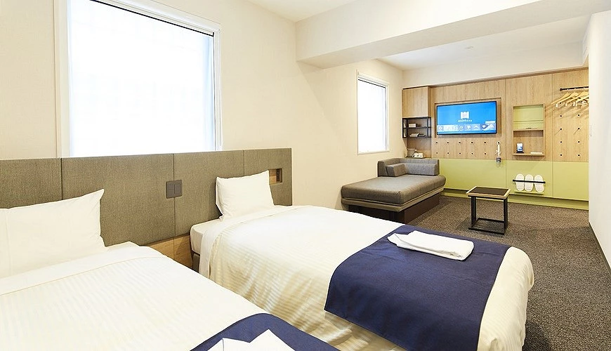 两张单人床的房型旁边还有小沙发,空间相当宽敞