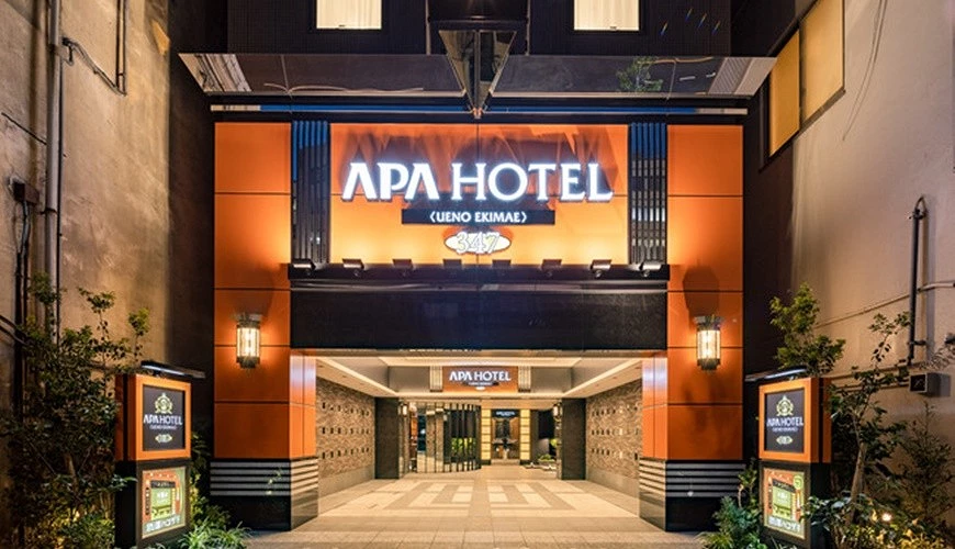 饭店外观为醒目的橘底相当好认