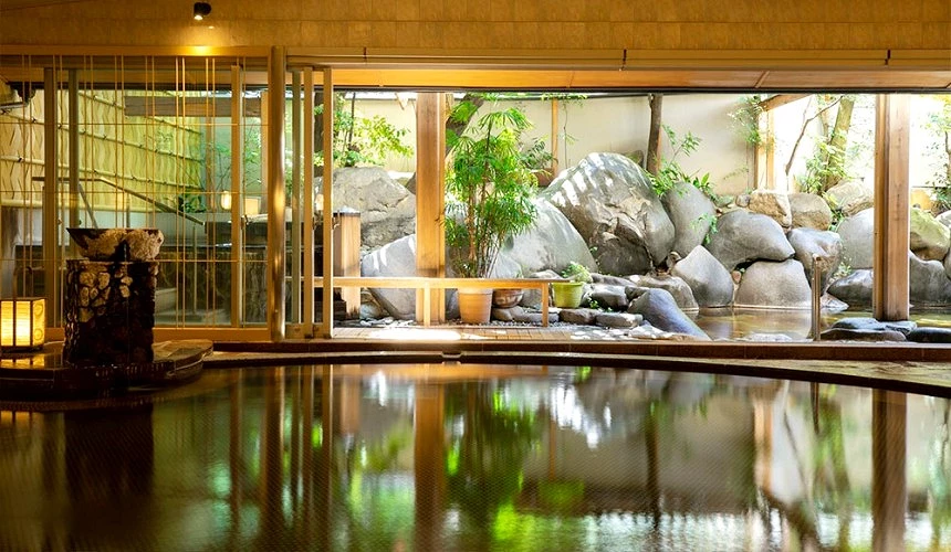 玉造温泉室内浴场,可眺望庭园石景与日式温泉环境