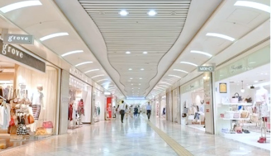 位在難波站直結的黃金地段,屬於流行時尚的商店街