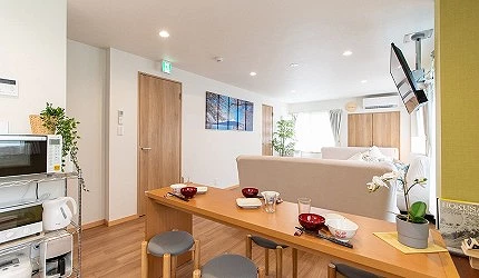 客廳及餐桌用餐空間相當舒適