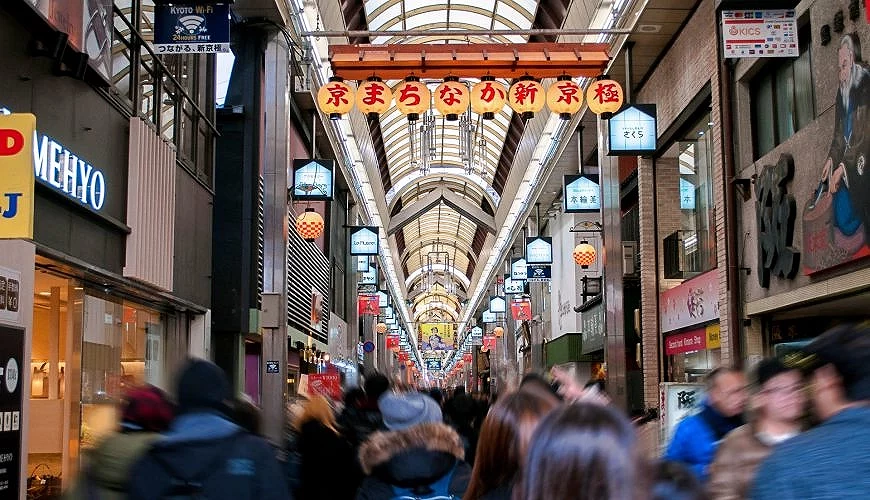 新京極商店街有天井拱廊,即使下雨天也能安心開逛