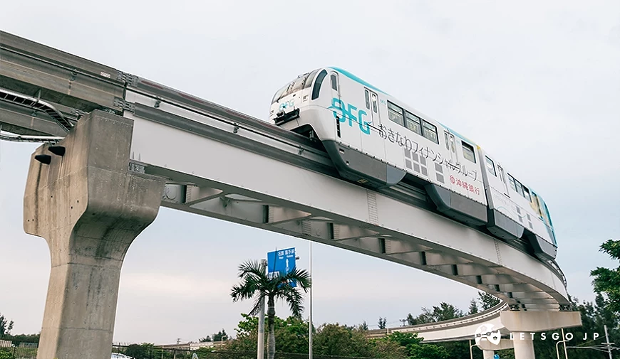行驶于高架桥上的冲绳都市单轨电车 Yui Rail