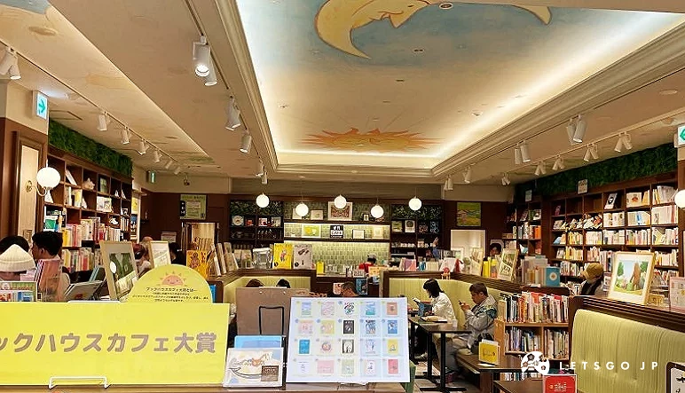 書店內部呈現黃光有幾張沙發與三面牆放滿書籍