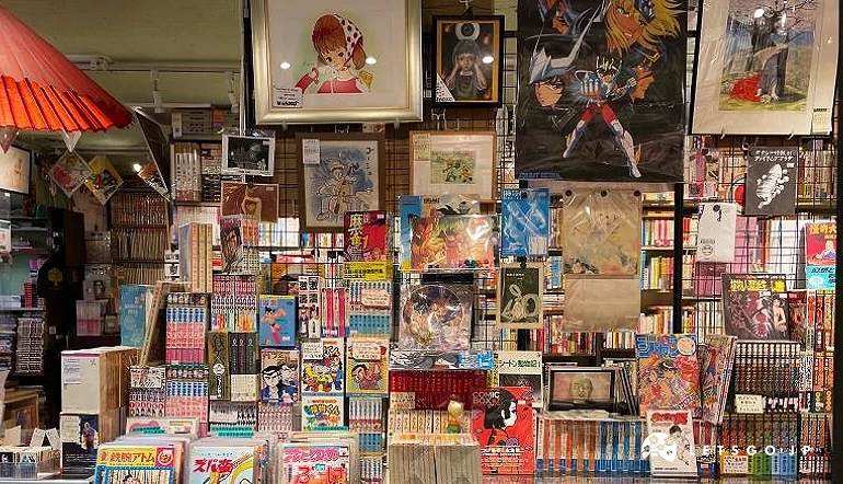 夢野書店層架上擺著許多絕版漫畫、動畫雜誌