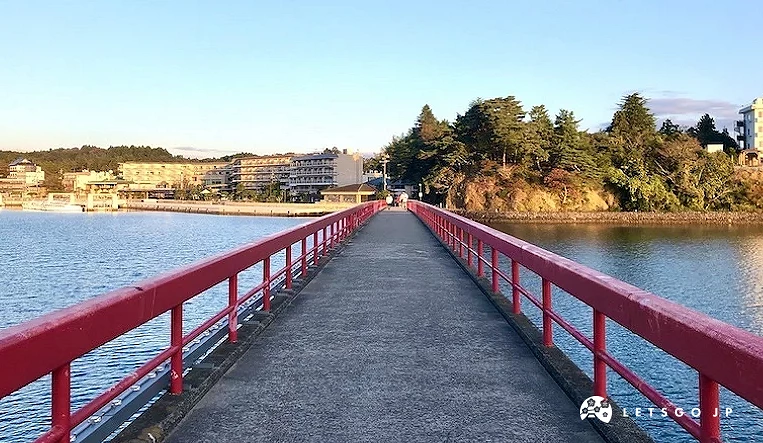 紅色福浦橋及兩側海