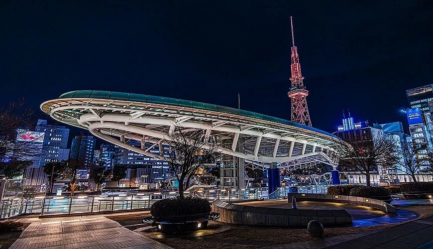 榮商圈夜景 後方有紅色鐵塔