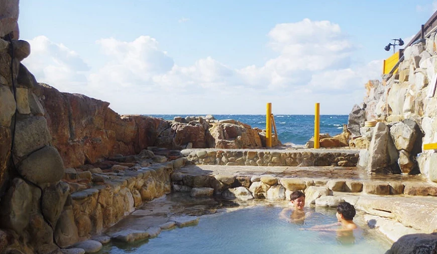 白滨温泉崎之汤露天浴池,面向海岸的岩石温泉设施