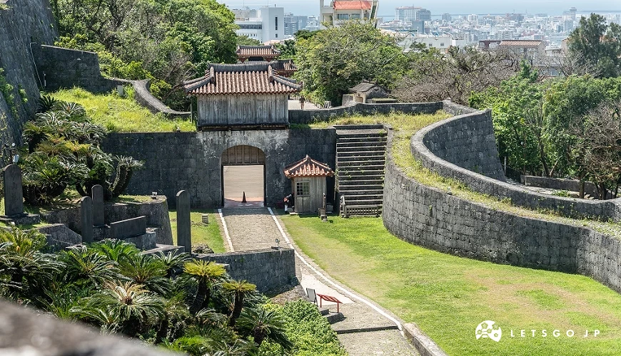首里城周邊綠地丘陵景觀,遠眺那霸市區建築群