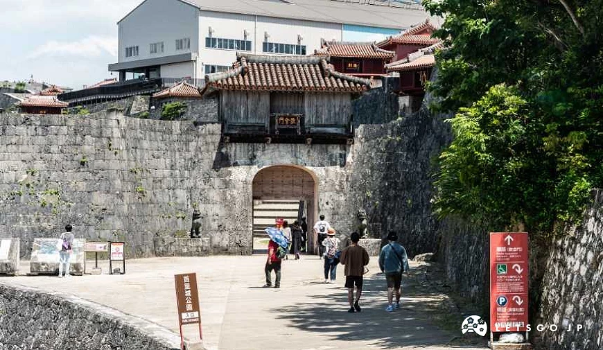 那霸市區街道,兩側商店林立,行人步行其中