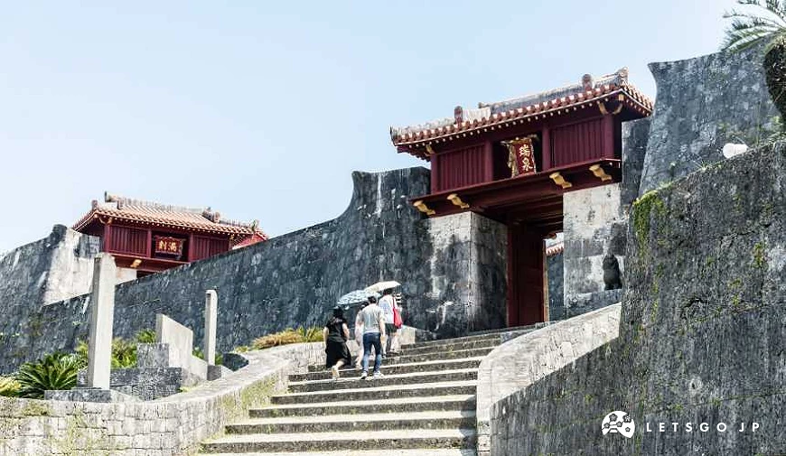 來到小山丘上的首里城,會需要小小爬坡