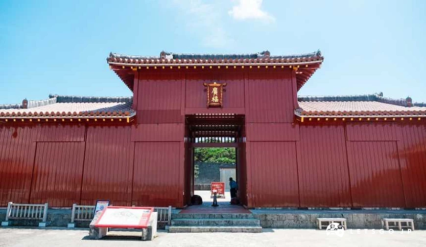 首里城正殿紅色琉球建築外觀