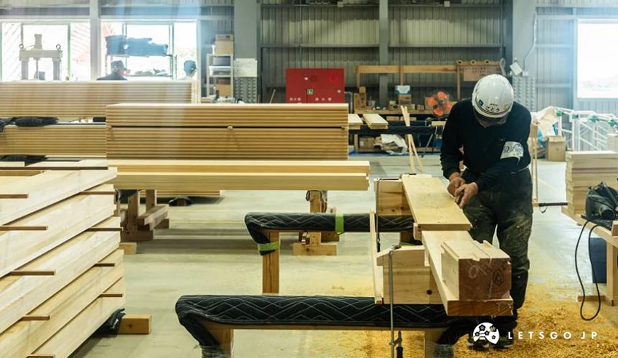 首里城的災後重建工程,工作人員施工中
