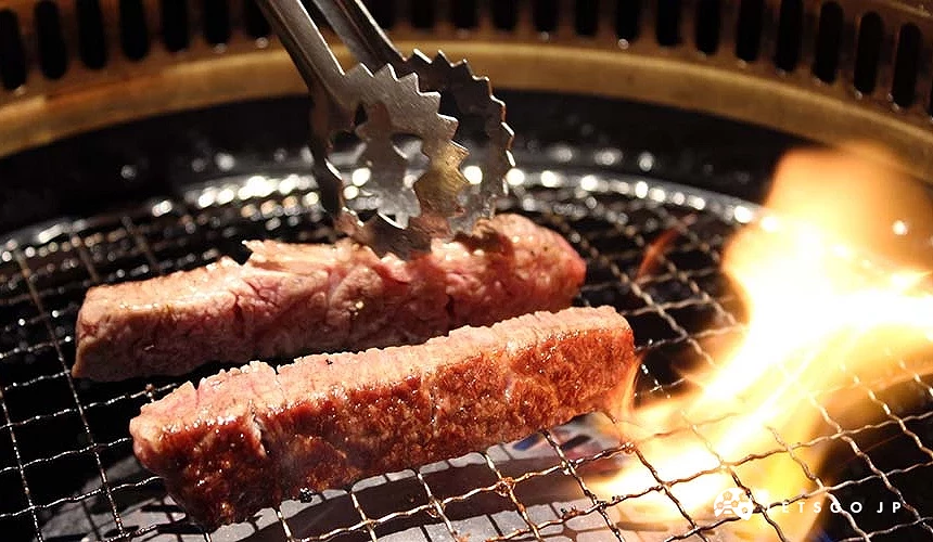 两块正在烧烤的牛肉