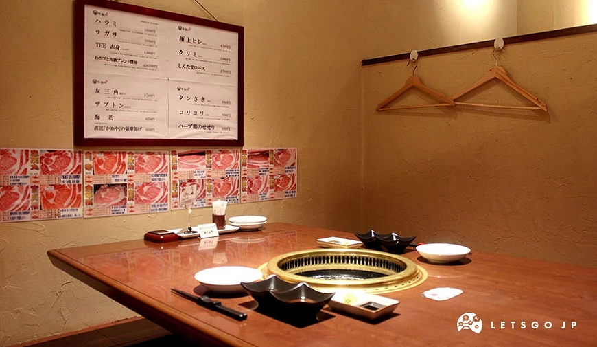 包厢式的座位桌上有内嵌式烤网及餐具