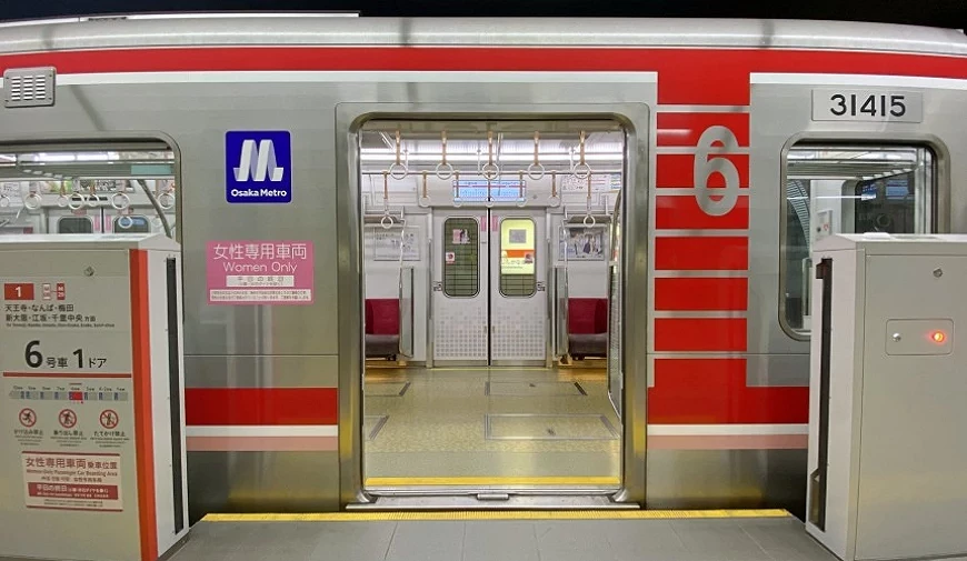大阪地鐵紅色車廂,車門開啟