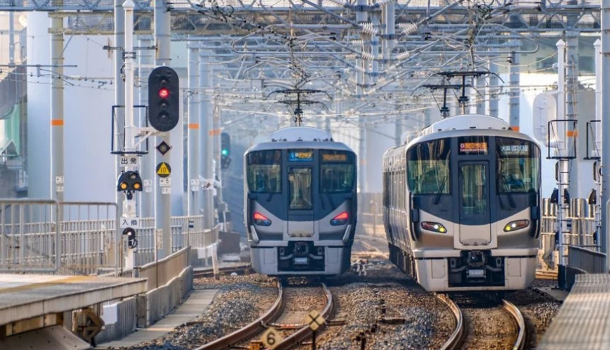 兩台行駛中的電車