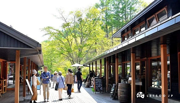 轻井泽榆树街小镇户外木栈道商店区