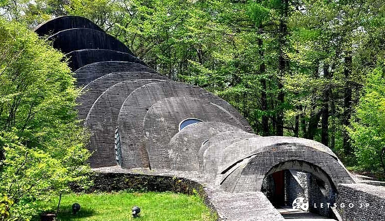 树林中石头建造像隧道的教堂