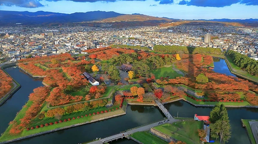 北海道函館五稜郭公園秋季紅葉航拍景色,星形城郭被楓葉環繞,風光壯麗