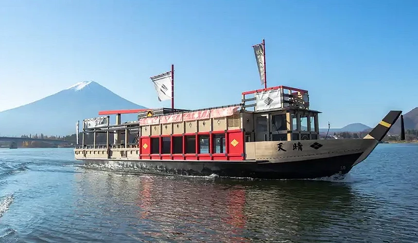 河口湖游览船「天晴」