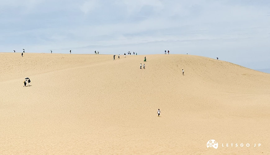 人群在鳥取沙丘漫步大景