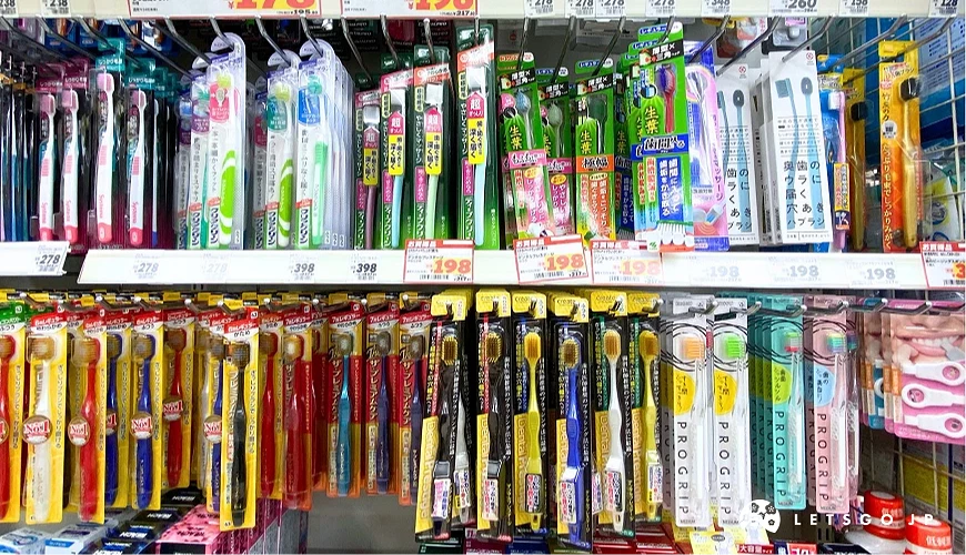 陳列於架上的各式日本牙刷