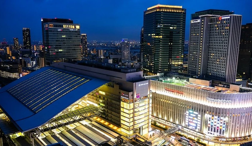 梅田地区夜景俯瞰图,可见大阪站大楼、Yodobashi Umeda 购物中心与高楼林立的都会景观,灯火通明、展现繁华都市氛围。