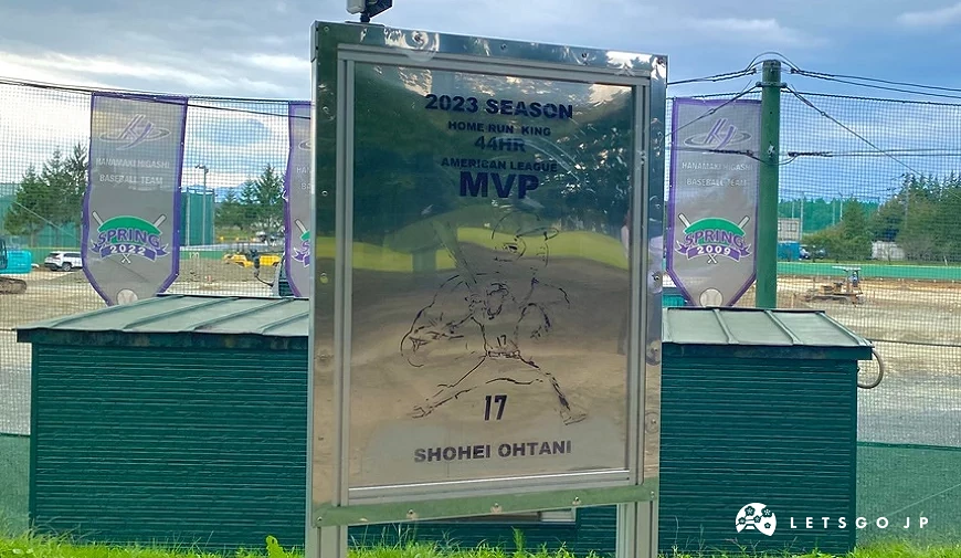 MLB記念モニュメント、背景是棒球場