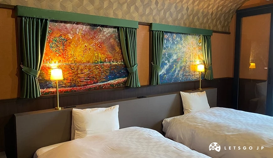 兩張床上面有兩張以宮澤賢治為主題的畫