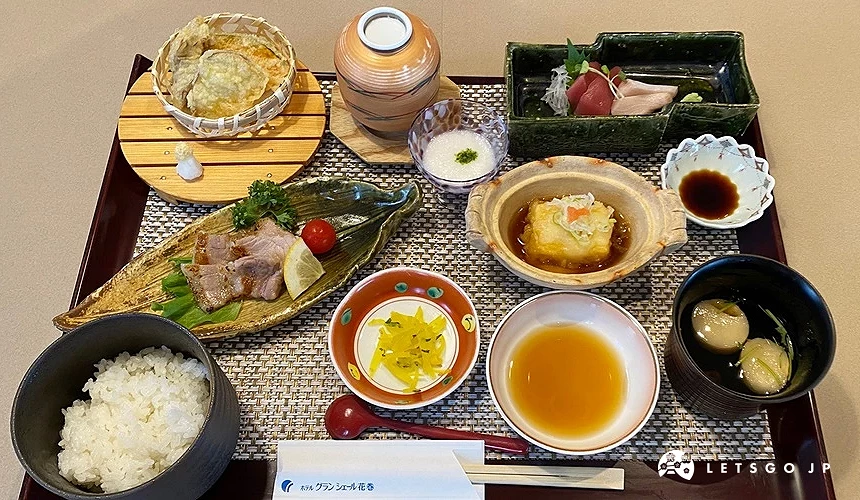 十道菜左右的日式定食、有飯有菜