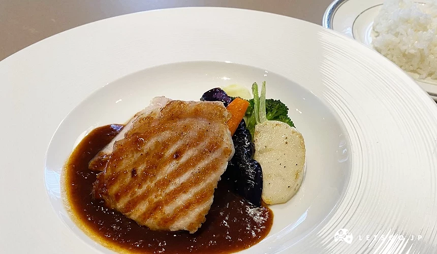 烤白金豬上面有醬汁