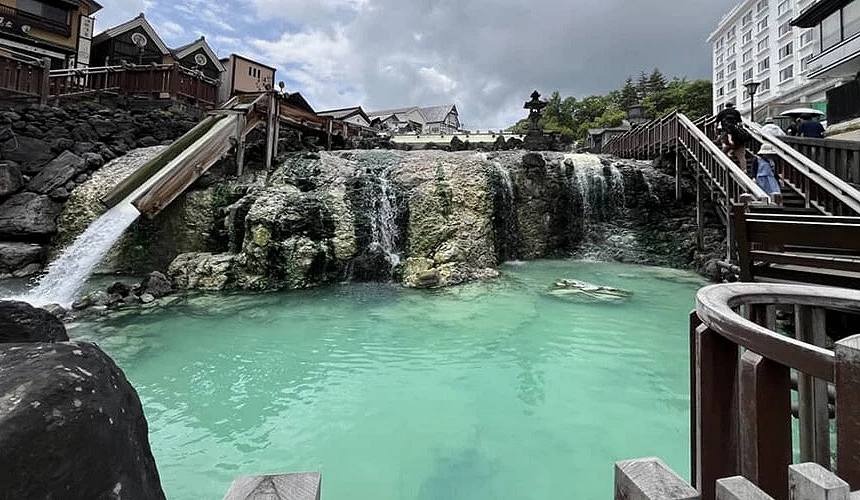 草津温泉汤畑,温泉水流经岩石与木制设施的景象