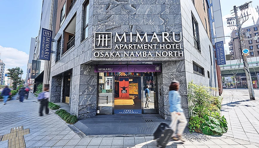 「MIMARU大阪 難波NORTH」飯店外觀,位於街角位置,外牆以灰黑色石材打造,入口清楚可見飯店招牌
