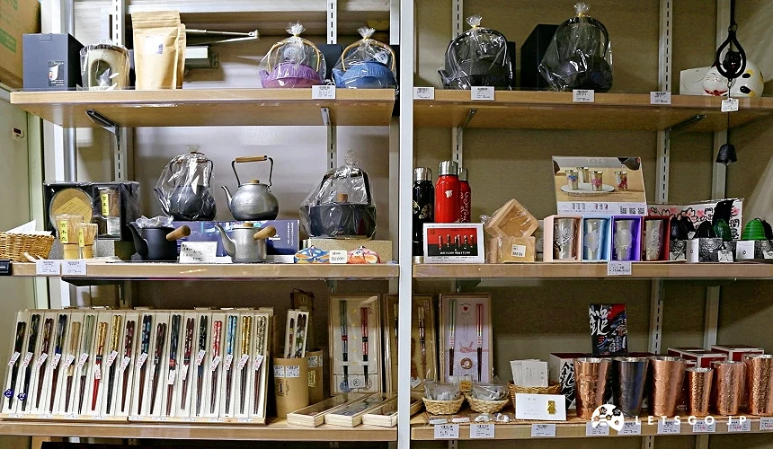 架上擺了茶壺、水壺、酒杯、筷子等餐具