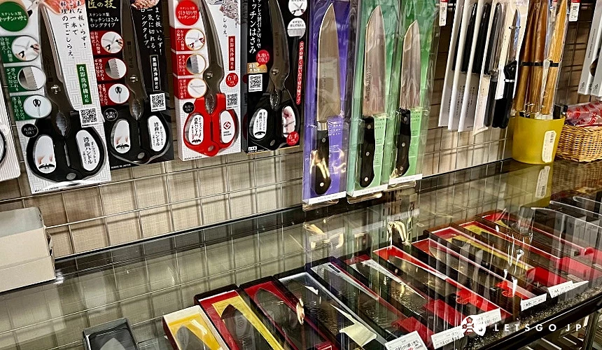 各式品牌的不鏽鋼廚刀、剪刀