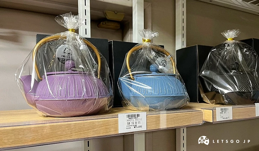 三種不同顏色的南部鐵器茶壺