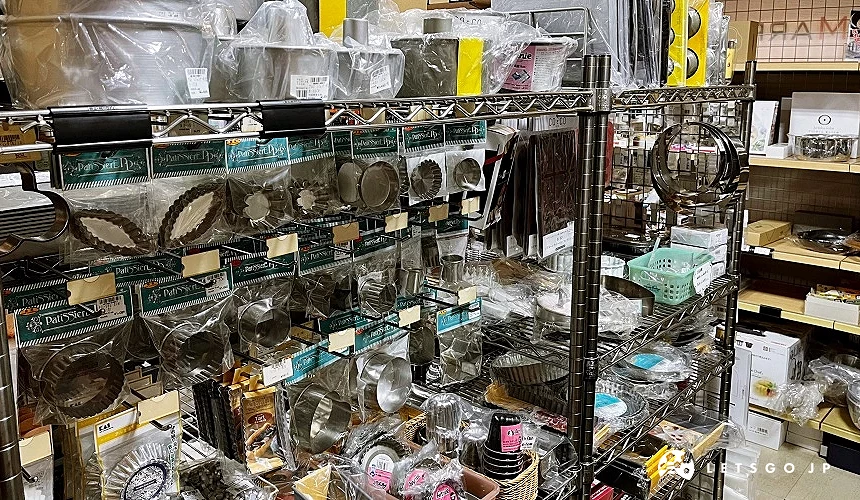 架上擺了各式西點的烘焙模具